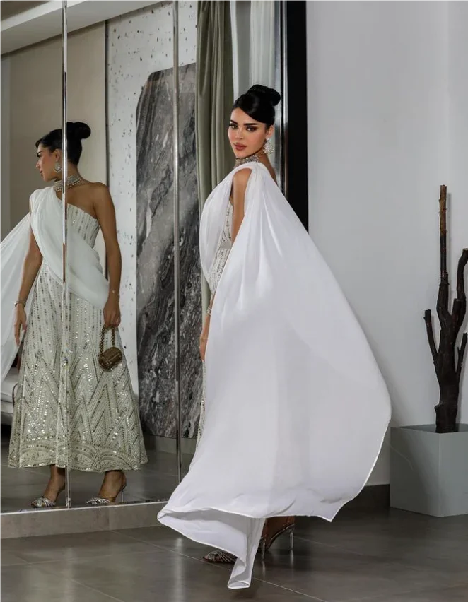 فستان ابيض فخم مزين بالخرز