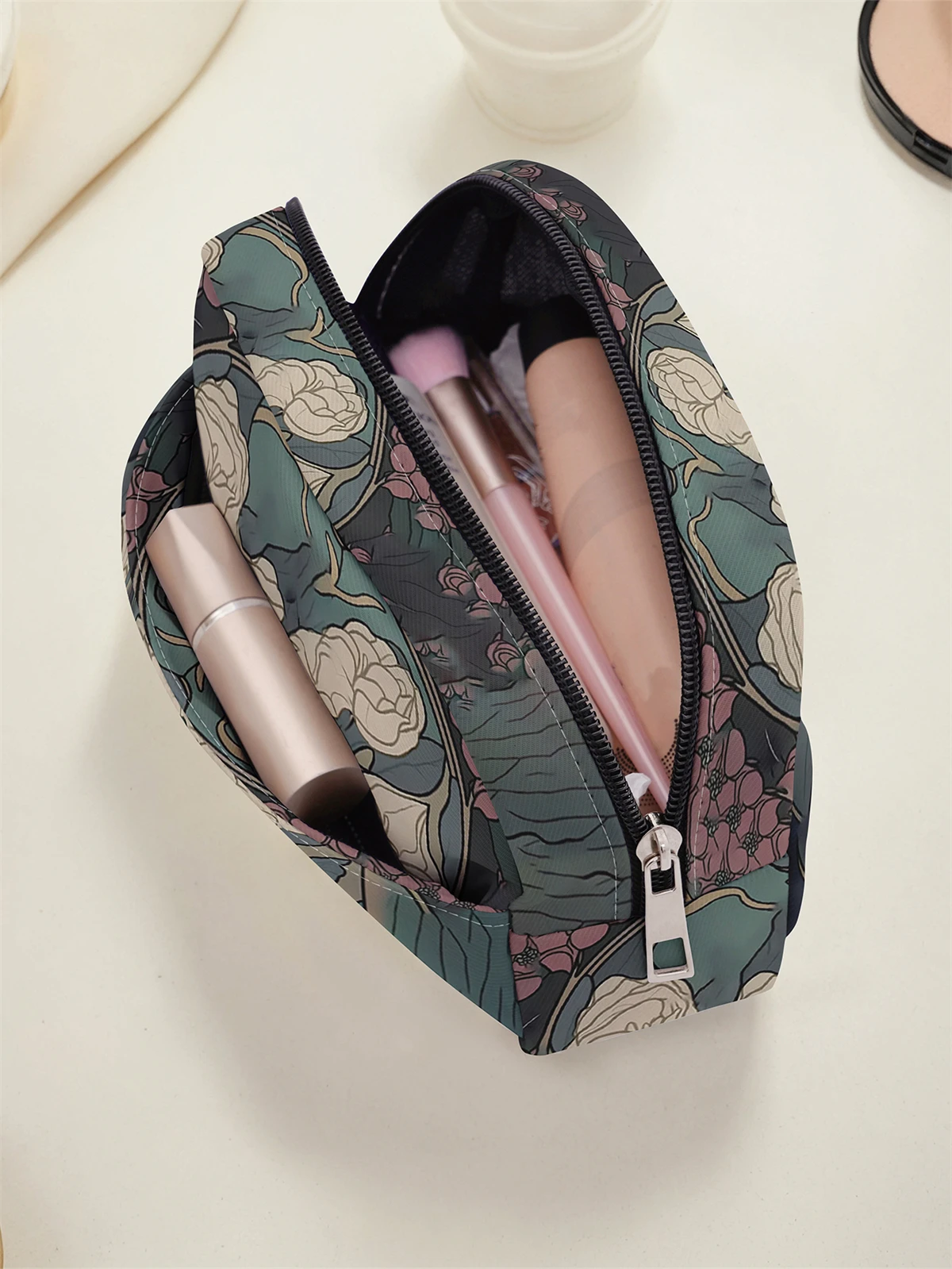 Cute cat pattern printed makeup bag, multi pocket design, portable toiletry bag, lightweight, suitable for travel and outings