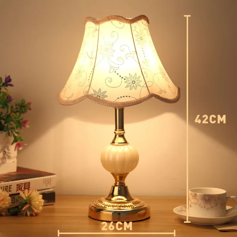 thumbnail image 1 of Lámpara de escritorio de cristal Simple de estilo europeo, lámparas de noche para dormitorio de tela Retro, luz de mesa de hierro forjado clásica, iluminación nocturna de lujo, 1 of 5