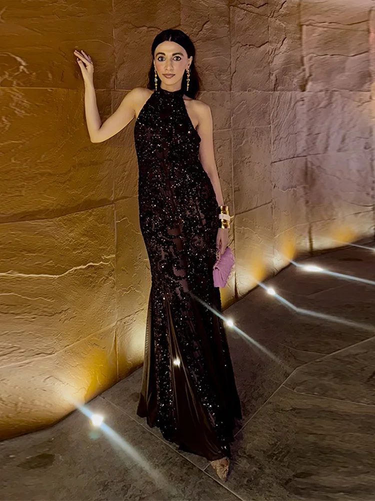 فستان بني طويل بتصميم ترتر وياقة هالتر