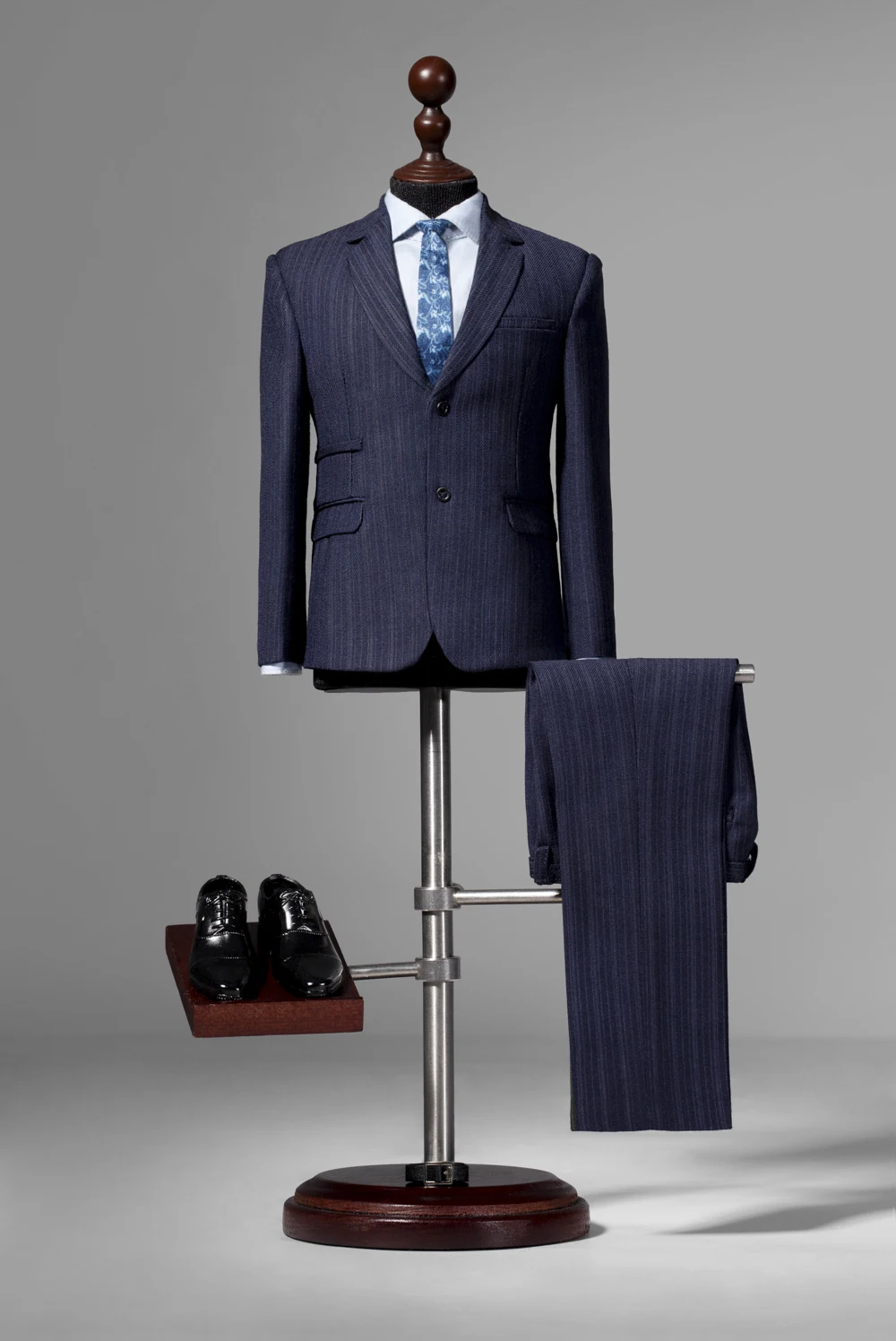 Maretti мужские костюмы. Фигурка мужчина в костюме. Вингсьют бейсджампинг. Tony suits. Tony suits.