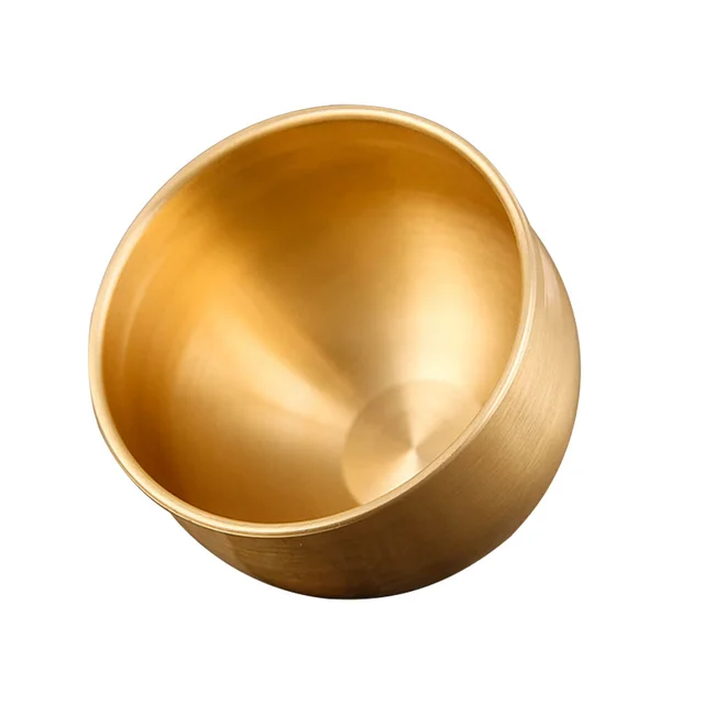 황금빛 빈티지 술잔: 독특한 매력의 칵테일 즐거움