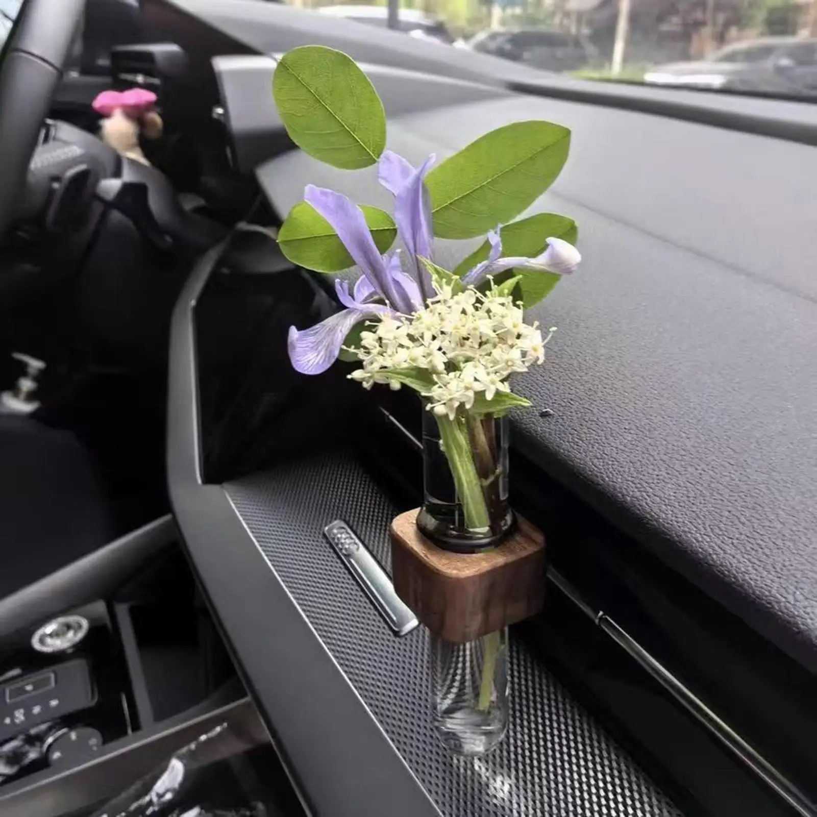 Stable Mini Car Flower Vase Clip Elegant Adjustable Car Vent Flower Vase Walnut And Glass Creative Car Vent Dashboard Decoration