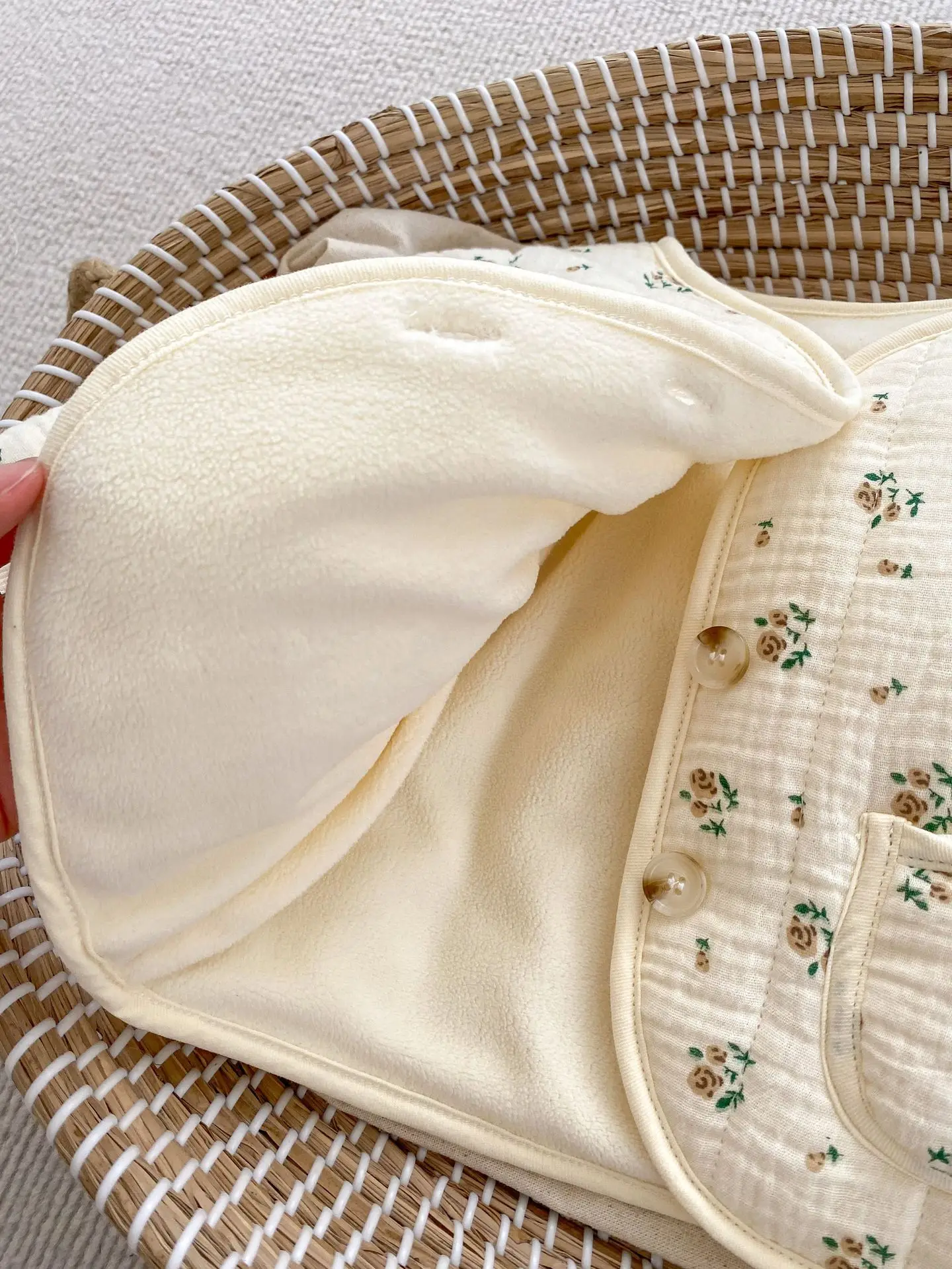 Description Picture 6 of item2025 Winter New Baby Long Sleeve Warm Coat Infant Girls V-neck Floral Cardigan Newborn Cotton Padded Jacket Baby Thick Clothes