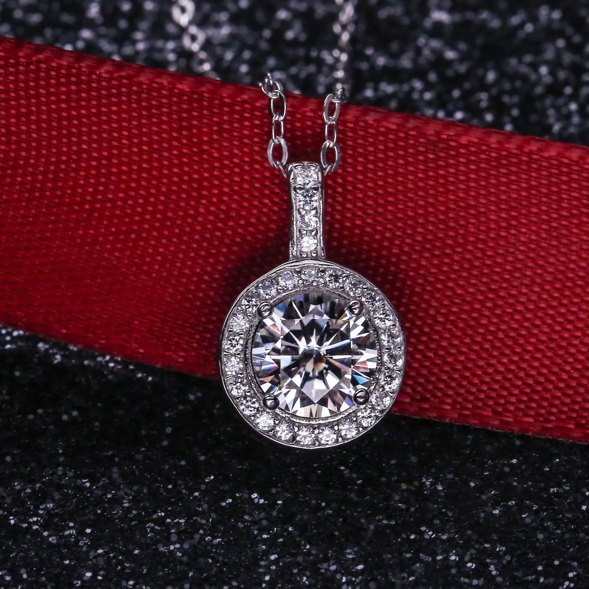 قلادة دائرية ناعمة بحجر لامع