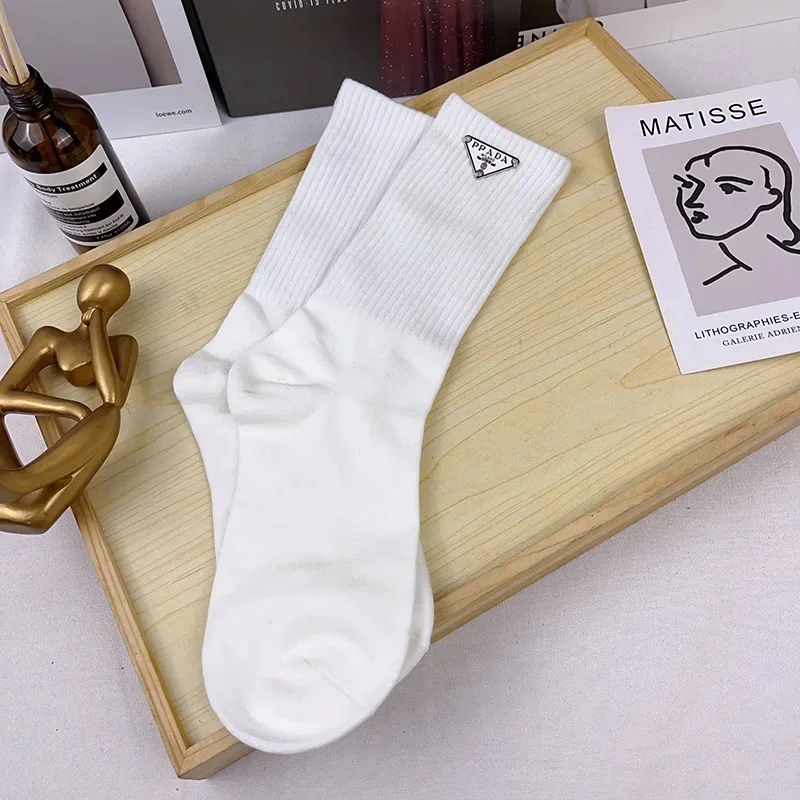 الكلاسيكية لون نقي أسود أبيض حرف P تسمية مثلث المأ...