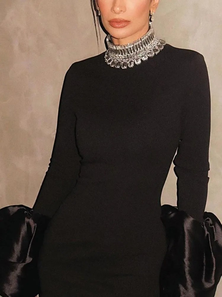 فستان سهره انيق بأكمام طويله مزين بالكريستال