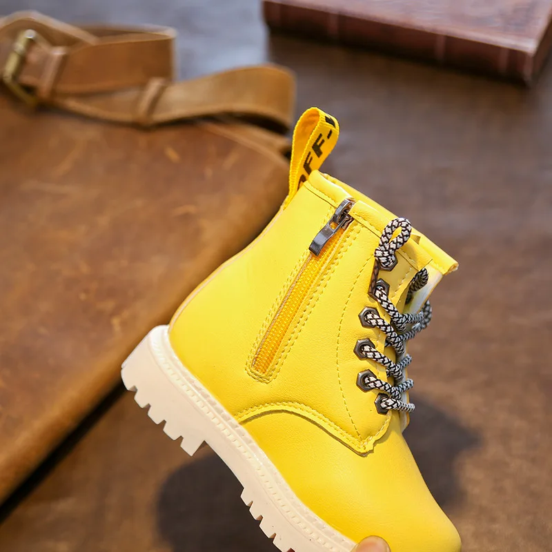 Cute winter boots and accessories for your little ones ⛄️ - Chaussures  Yellow