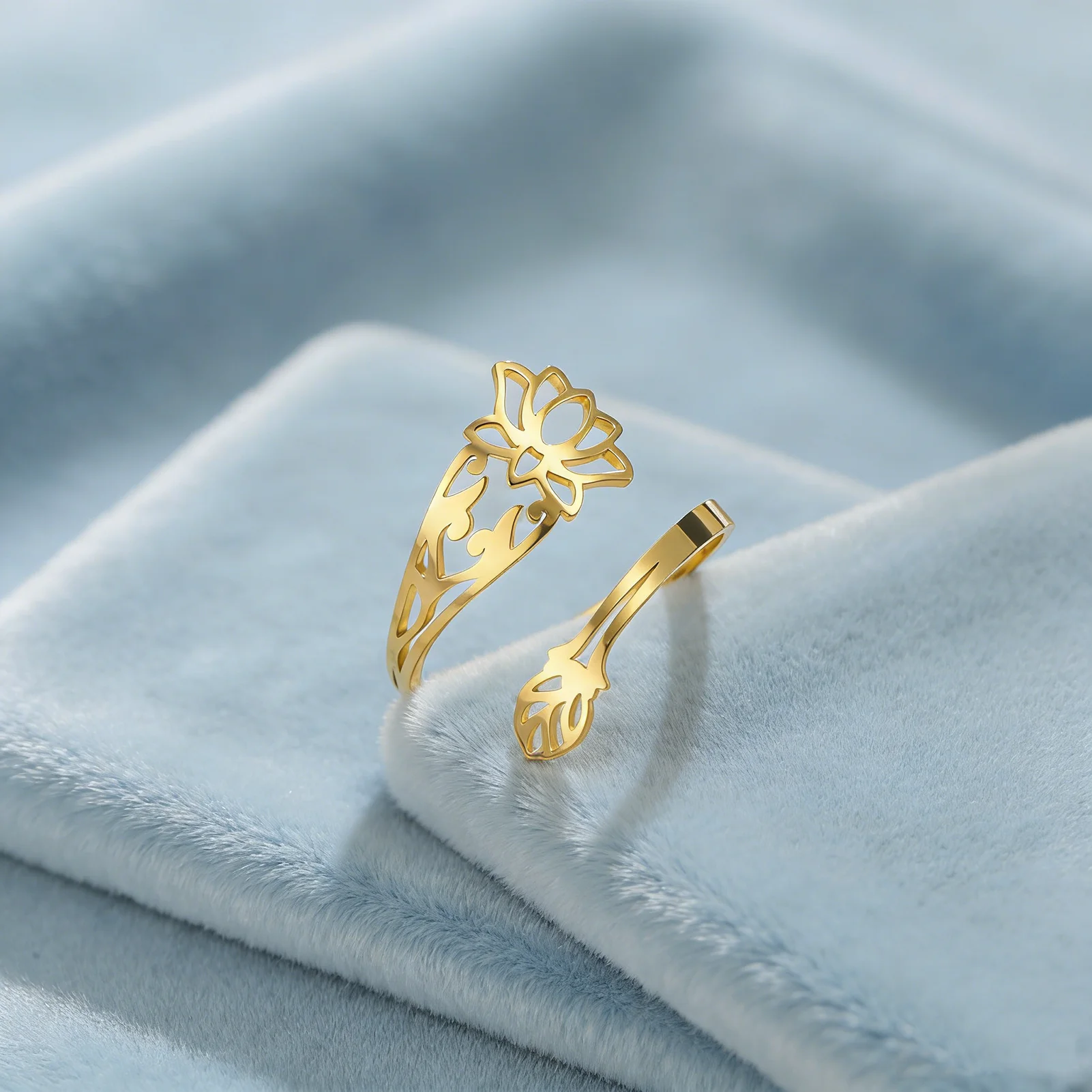 Goldfarbener Edelstahl Hohler Lotus-Blumen Offener Ring Minimalistischer Verstellbarer Fingerring für Frauen Tägliches Tragen Geschenk