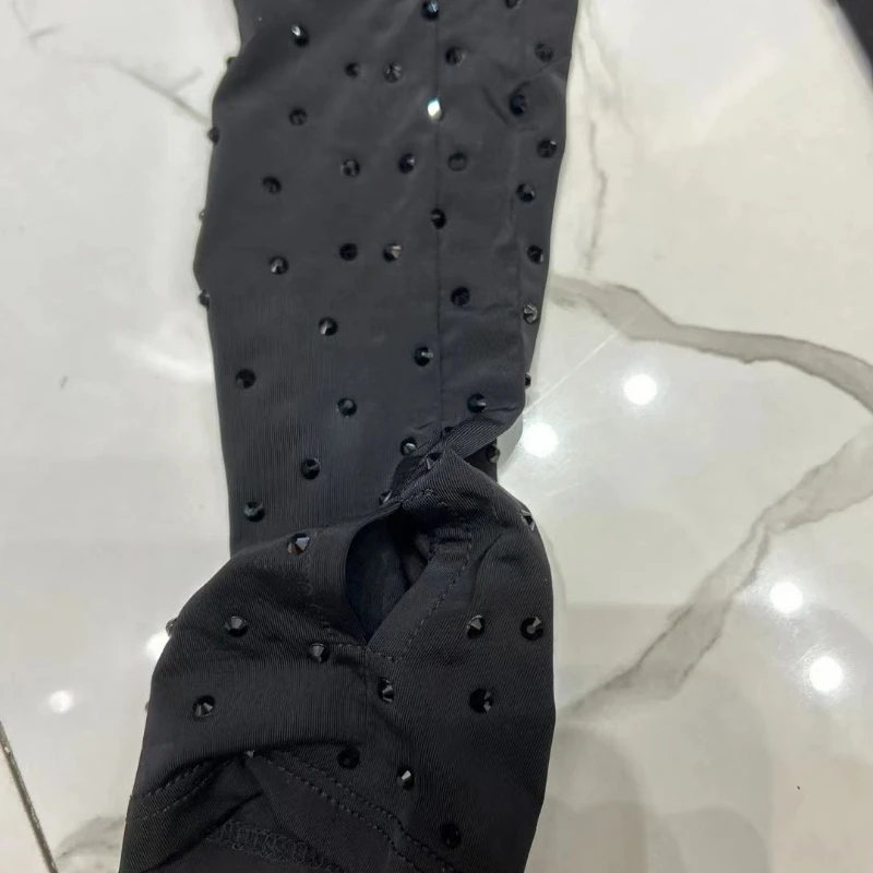 Рисунок 4 - 2024 Черный со стразами на молнии