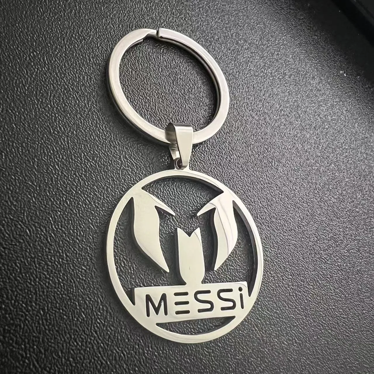 thumbnail image 1 of Llavero de acero inoxidable HNSP Lionel Messi para fanáticos del fútbol, llavero de estrella del fútbol, regalo para hombres y niños, 1 of 5