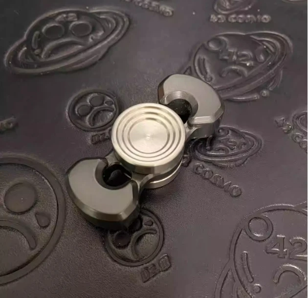 

Second-hand EDC Grave Raven Zirconium alloy body and stainless steel lock Fingertip gyroscope Decompression toys