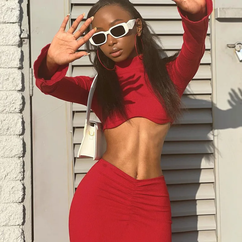 

Женский костюм из двух предметов, однотонный укороченный топ с расклешенным рукавом и плиссированная длинная юбка до пупка