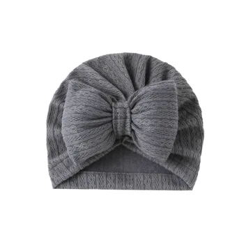 Czapka dla dziewczynki z kokardką
