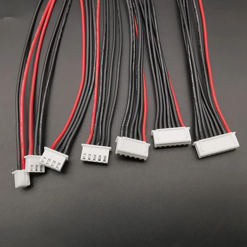 Gros plan sur un câble équilibreur LiPo 2S-4S, avec fils rouge, noir et blanc identifiés.