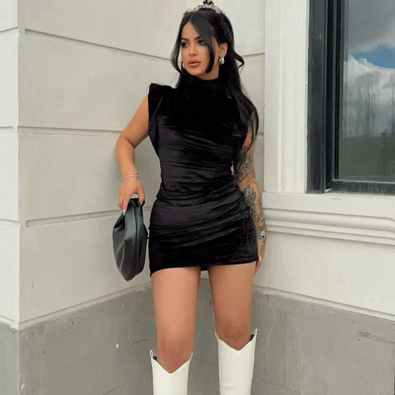 

Бархатное платье-мини с высоким воротником, без рукавов