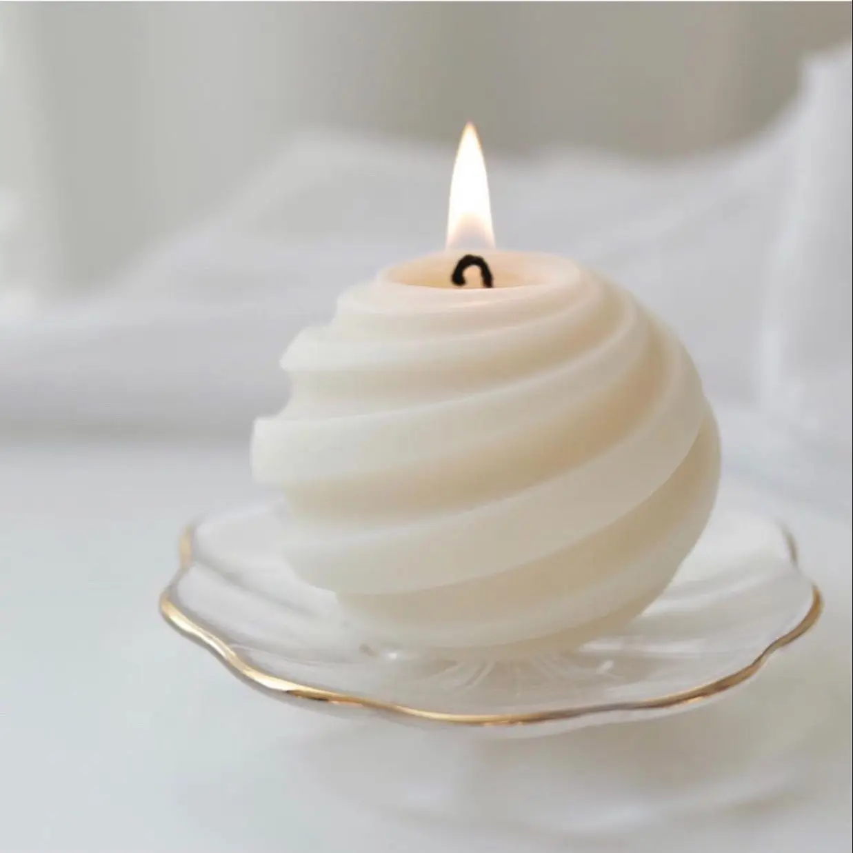 

D0089 50% half DIY ins Korean Version of Rotating Planet Round Spiral Carving ball Aromatherapy Silicone Candle Mold