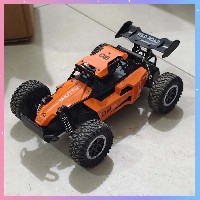 Voiture RC 1:16 2.4G haute vitesse drift tout-terrain bleue sur circuit extérieur