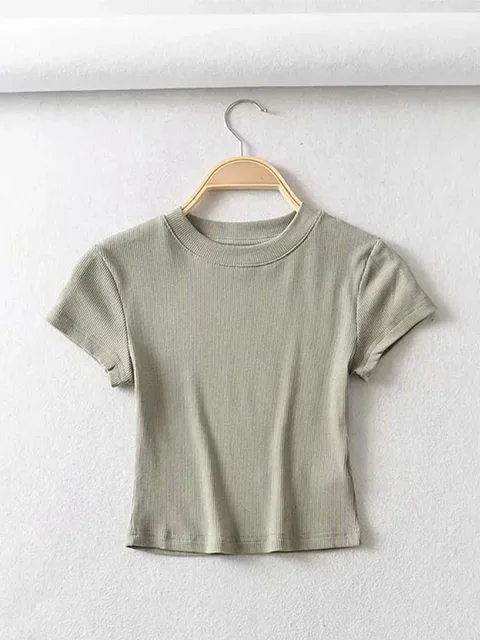 매혹적인 여름 룩을 완성하는 섹시한 티셔츠
