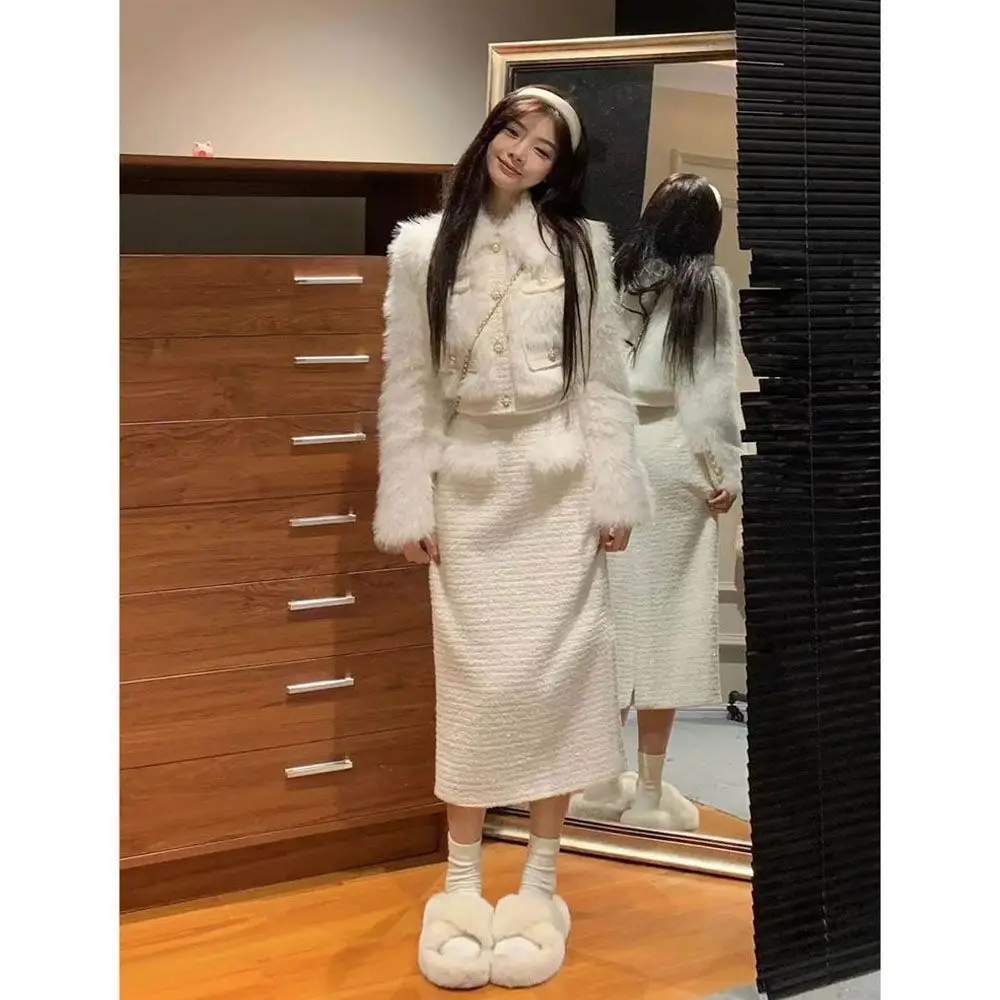 

Small Fragrance Style Winter Set for Women - Elegant and Gentle, Short Thick Faux Fur and Woolen Jacket Two-piece Forest-themed