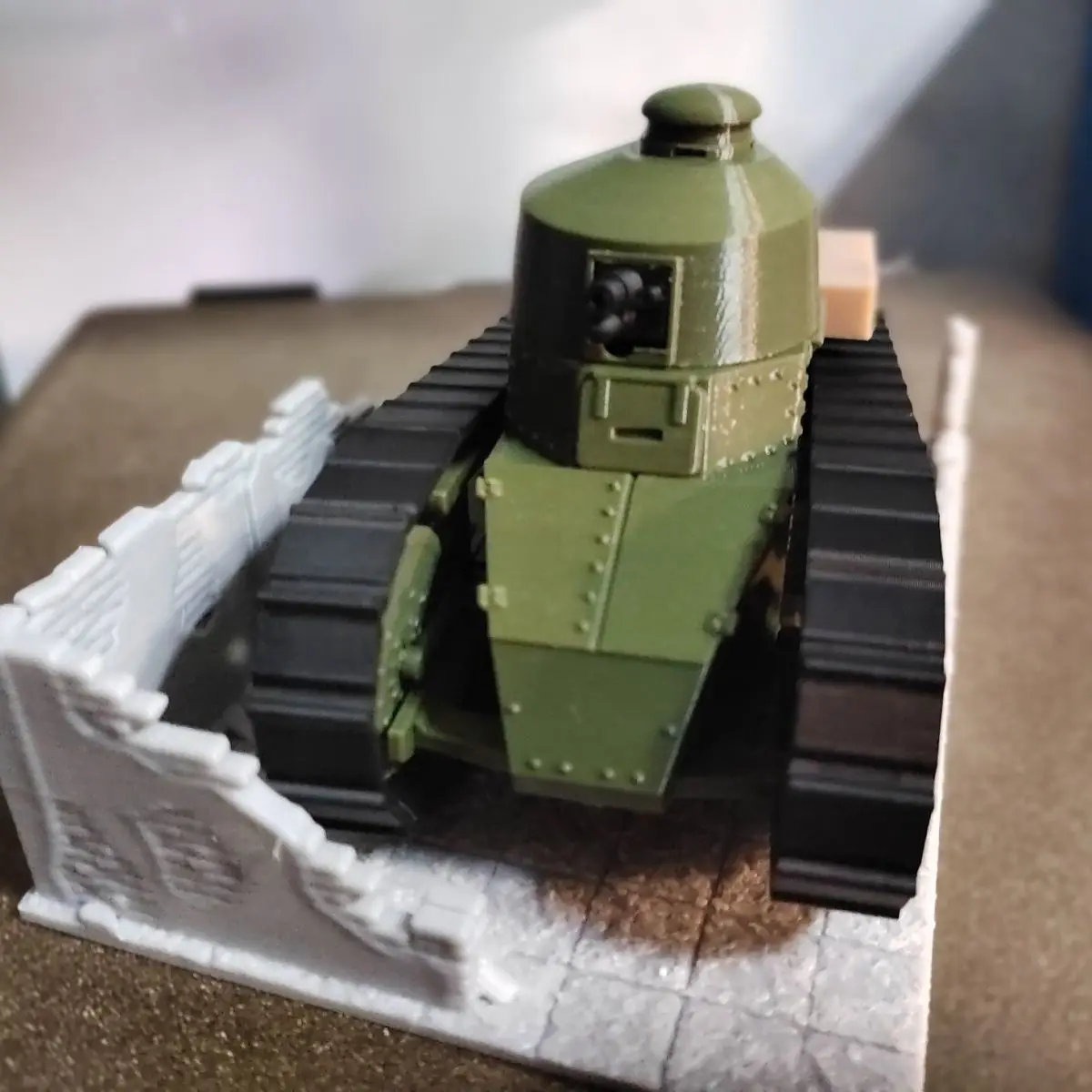 Détail arrière du tank RC, avec le moteur et les suspensions reproduits fidèlement
