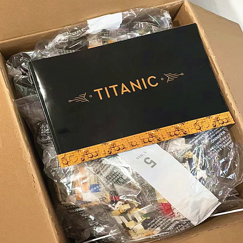 

New 9090Pcs Movie Titanic Large Cruise Boat Ship Model Building Blocks Bricks Diy Toys Children Boys Gift Compatible with 10294