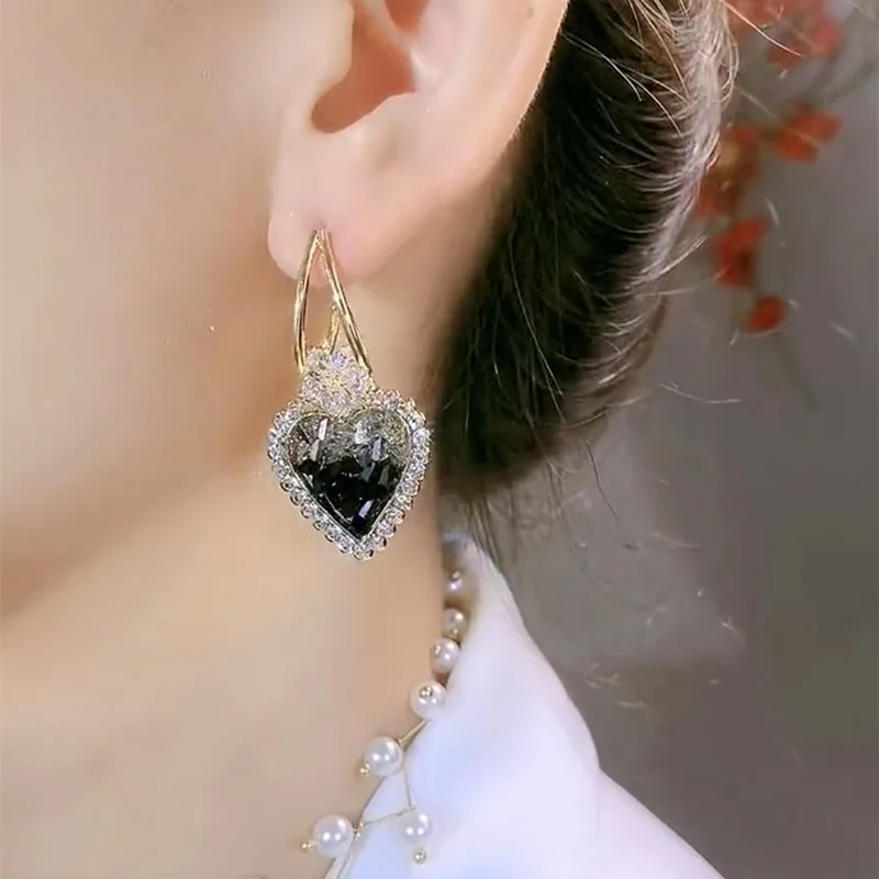 2023 New Vintage Shiny Black Crystal Love Heart Stud