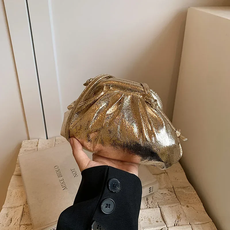 اليد النسائية المعدنية المكشكشة محفظة أنيقة للنساء الفاخرة مطوي الكتف حقيبة كروسبودي السيدات لامعة مساء المحفظة