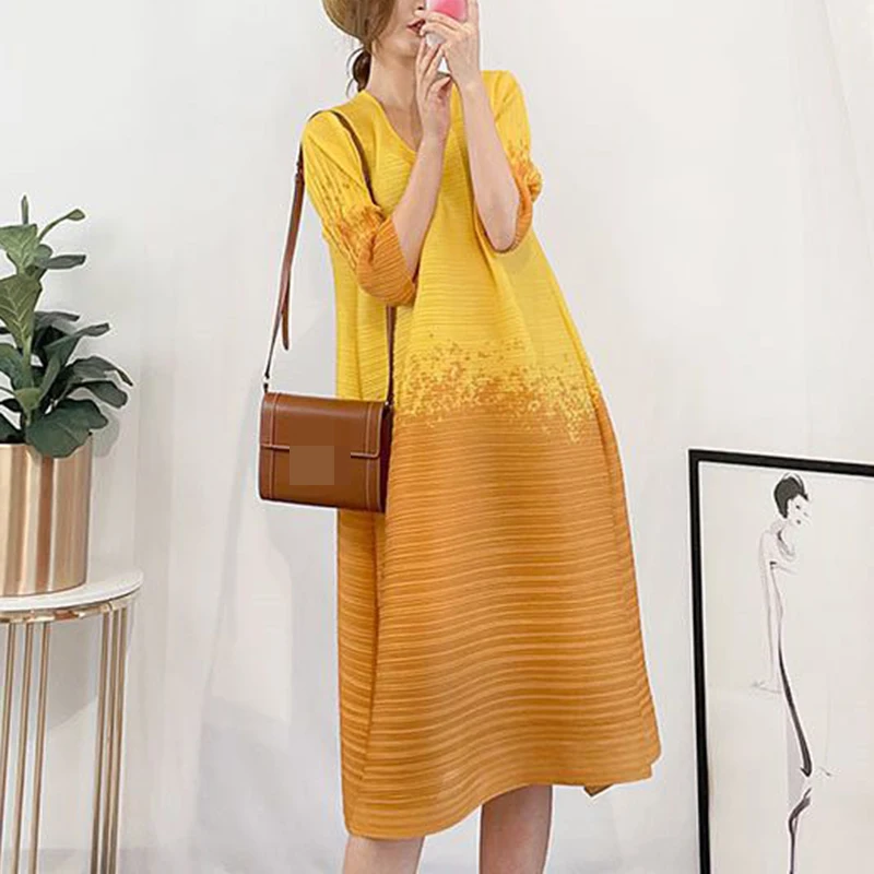 

Pleated and minimalist color matching dress 2022 new casual loose fitting large size mid length dress LOOSE