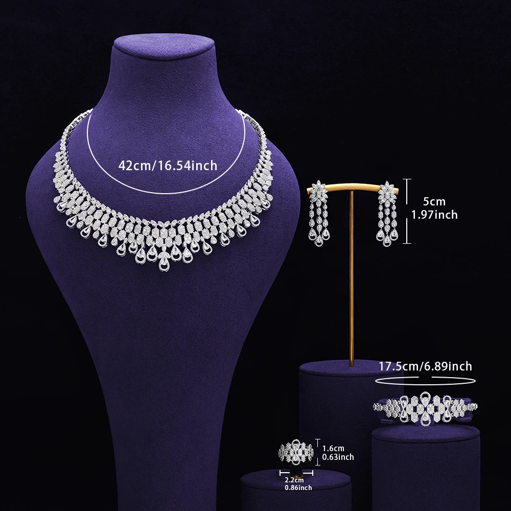 طقم مجوهرات فاخر بتصميم متدلٍ لامع