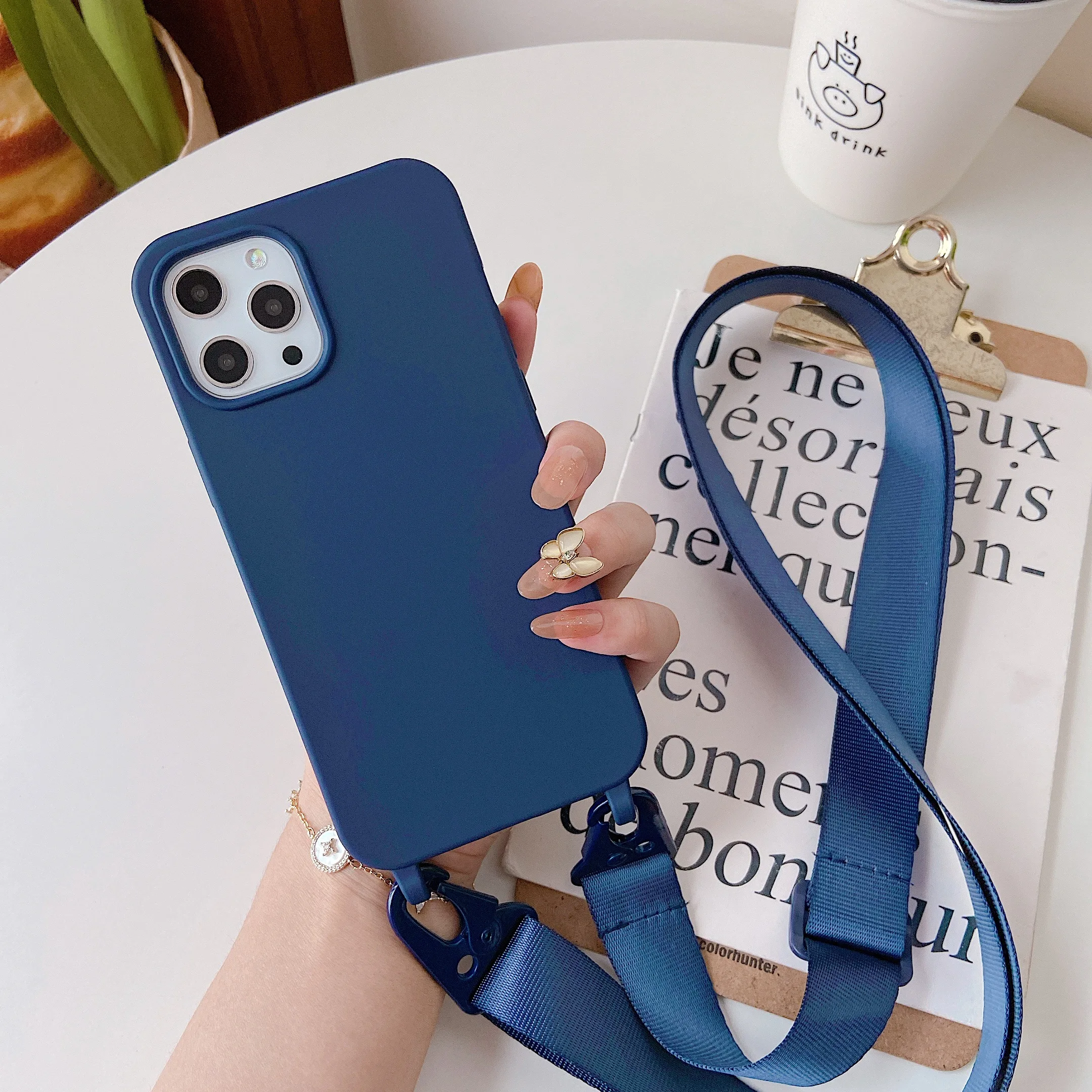 ตัวเลือกสินค้า เคสซิลิโคนนิ่มพร้อมสายคล้องคอ ใส่ iPhone ได้หลายรุ่น