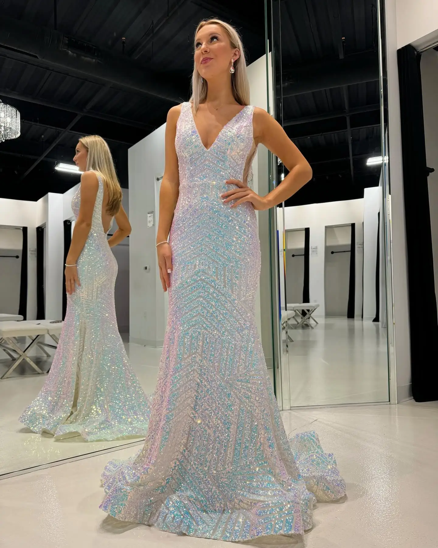 Luxury V-neck Mermaid Graduation Dresses Sequins Pattern