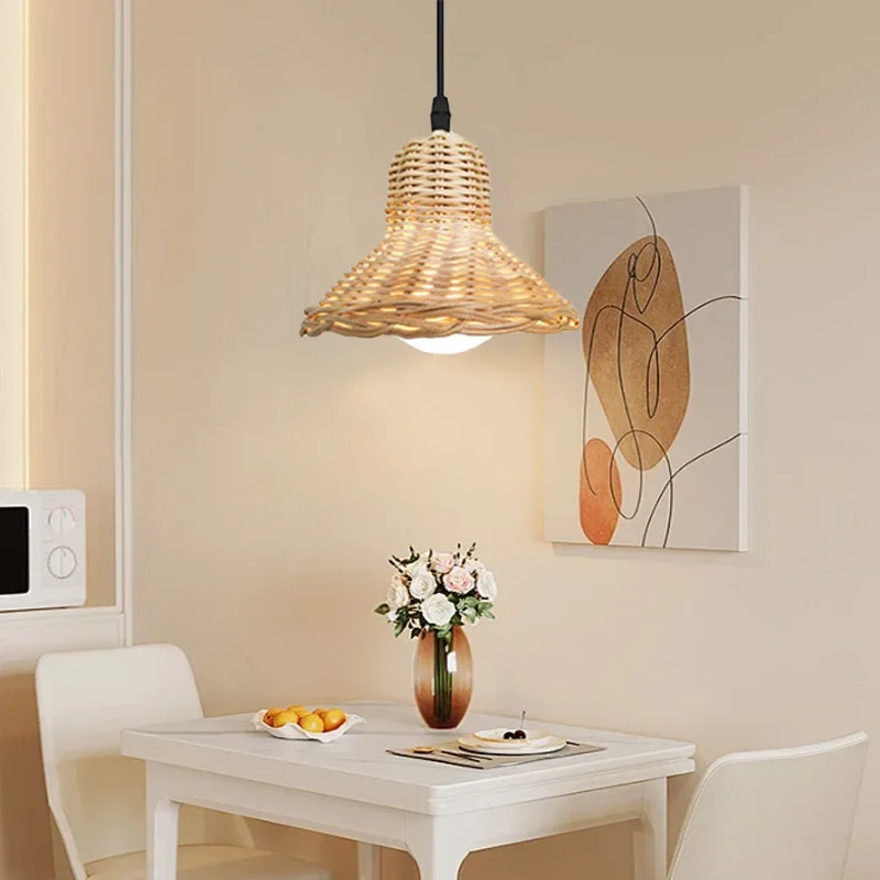 Lampe de bureau décorative en rotin avec chapeau • Le palais du rotin