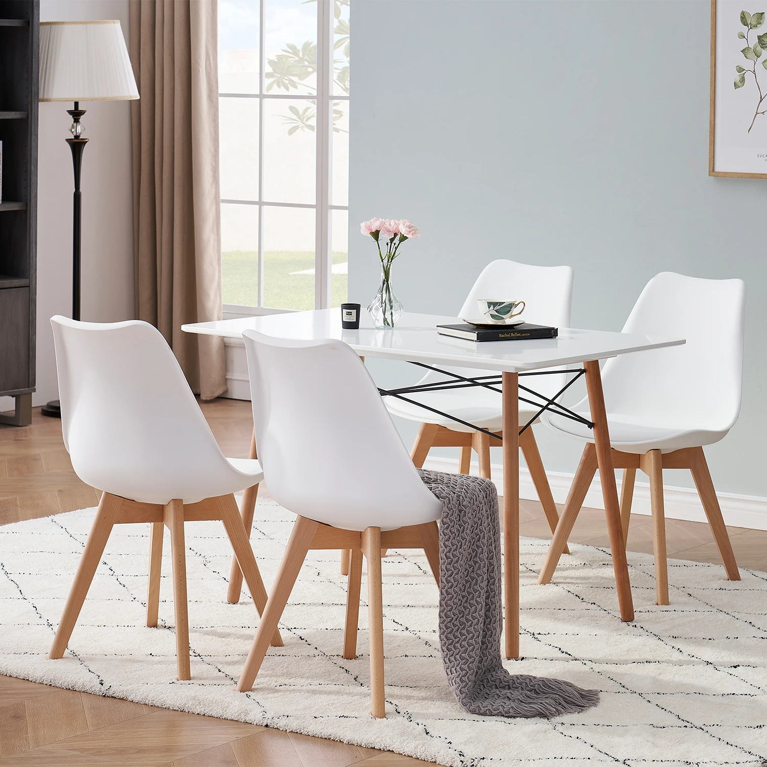 Sillas de cocina modernas en madera de haya y tapizado blanco o negro.