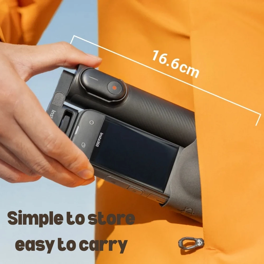 Trépied déplié avec télécommande, prêt pour une caméra action, sur fond de paysage