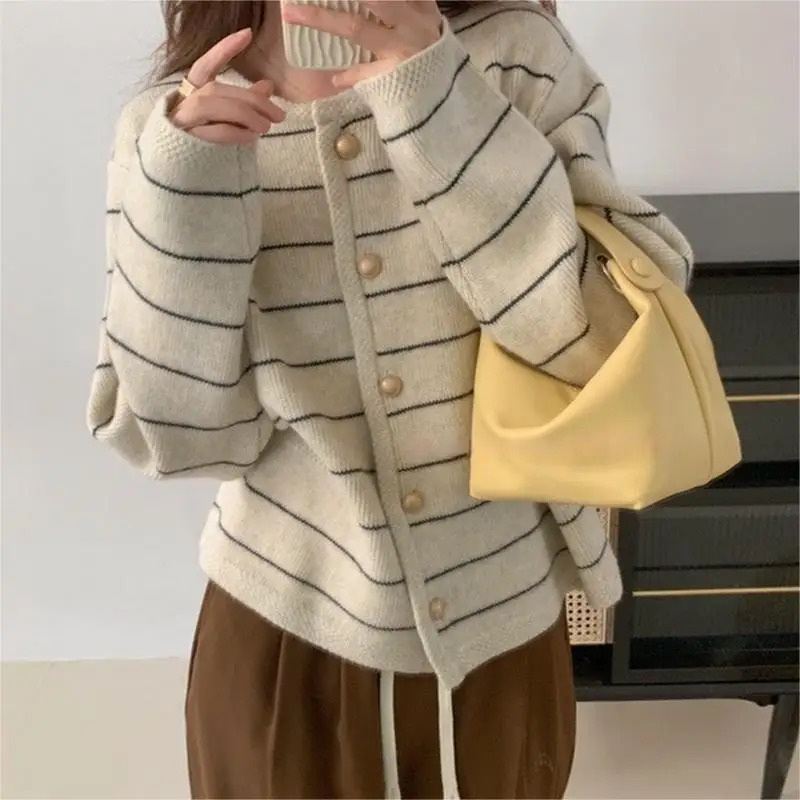 

Women Sweater Stripes Long Sleeve O-neck Sweater Autumn Spring Fashion Loose Casual Cardigan Coat Lazy Style Short Sweater Coat