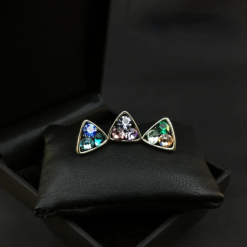

Retro Small Triangle Brooch for Women Suit Anti-Exposure Collar Pins Mini Pin Fixed Clothes Cardigan Sweater Accessories Jewelry