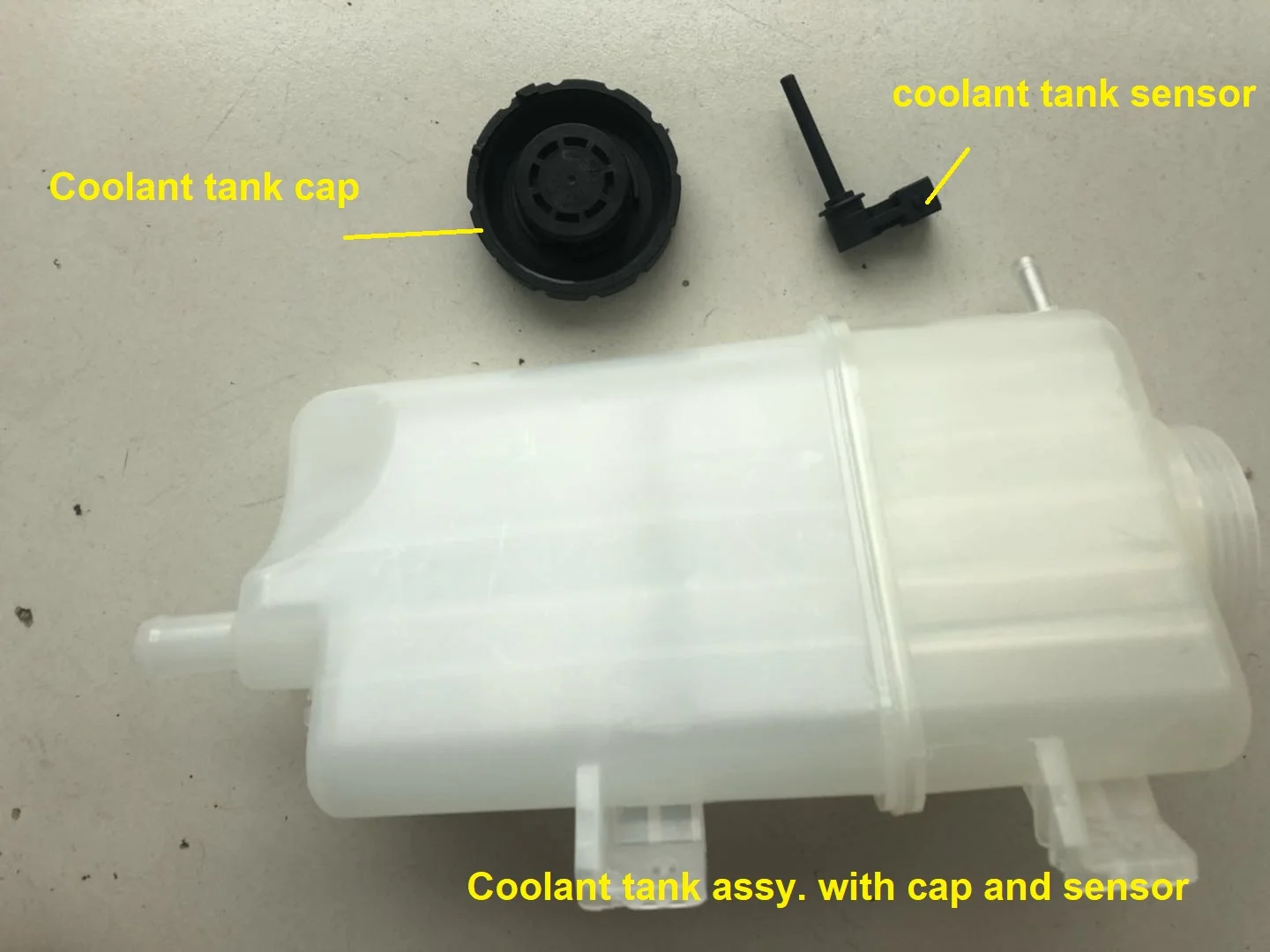 1pcs Coolant reservoir tank / water lever sensor / cap For Chinese SAIC ROEWE 550 750 MG6 1.8T engine auto parts 10003818 coolant expansion kettle