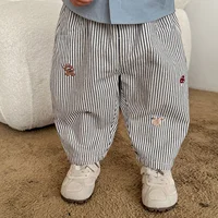 Nouveau pantalon sarouel en coton brodé de dessins animés pour tout-petits, collection automne 2026 – Pantalon décontracté en jean rayé ample pour bébé garçon 1