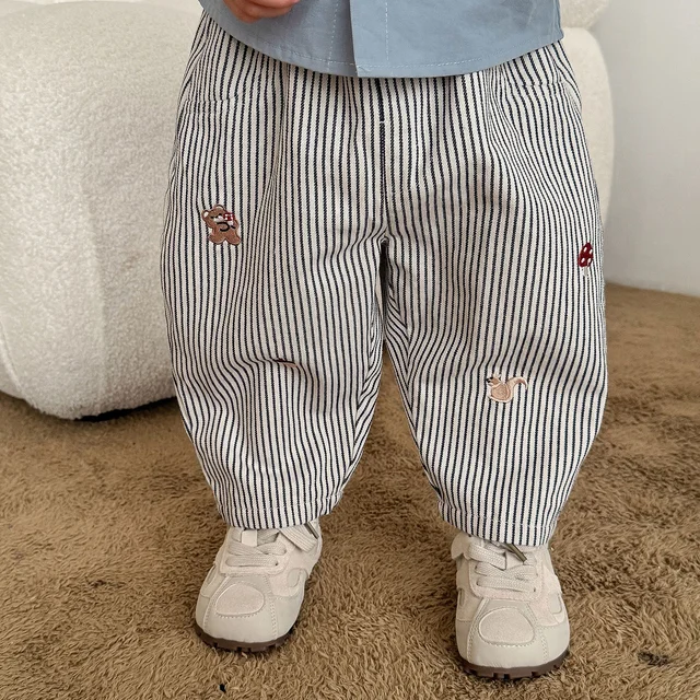 Nouveau pantalon sarouel en coton brodé de dessins animés pour tout-petits, collection automne 2026 – Pantalon décontracté en jean rayé ample pour bébé garçon 1
