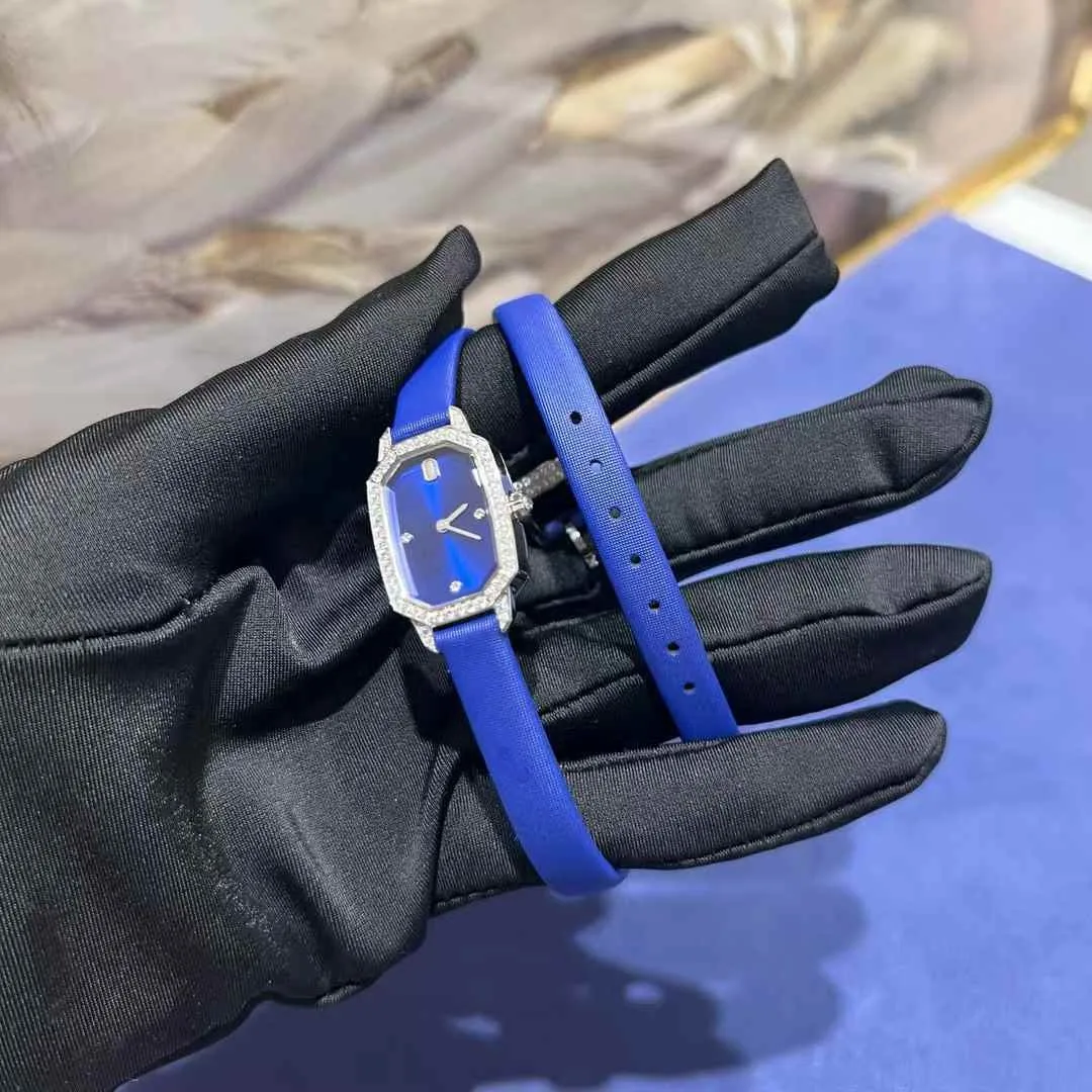 ساعة نسائية مربعة بسوار ملون – تصميم أنيق مرصع