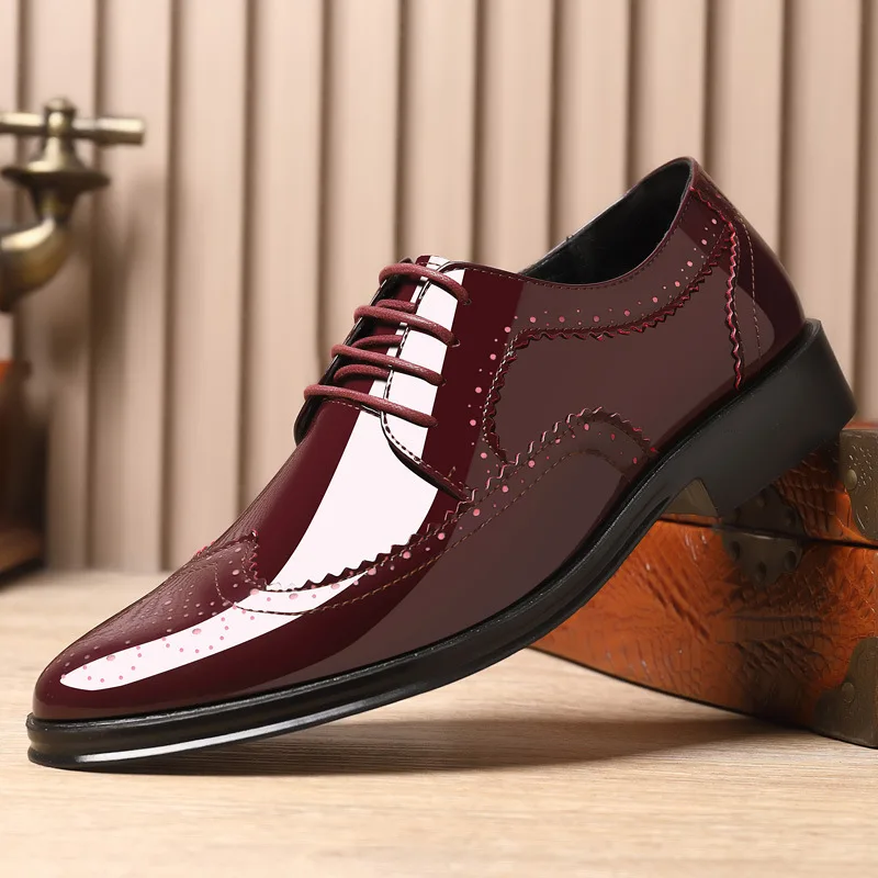 Mens Brogue Shoes Fashion British Style Men Carved Block Dress Shoes Patent Leather Shoes Casual Business New Shiny Formal Men Lace-Up