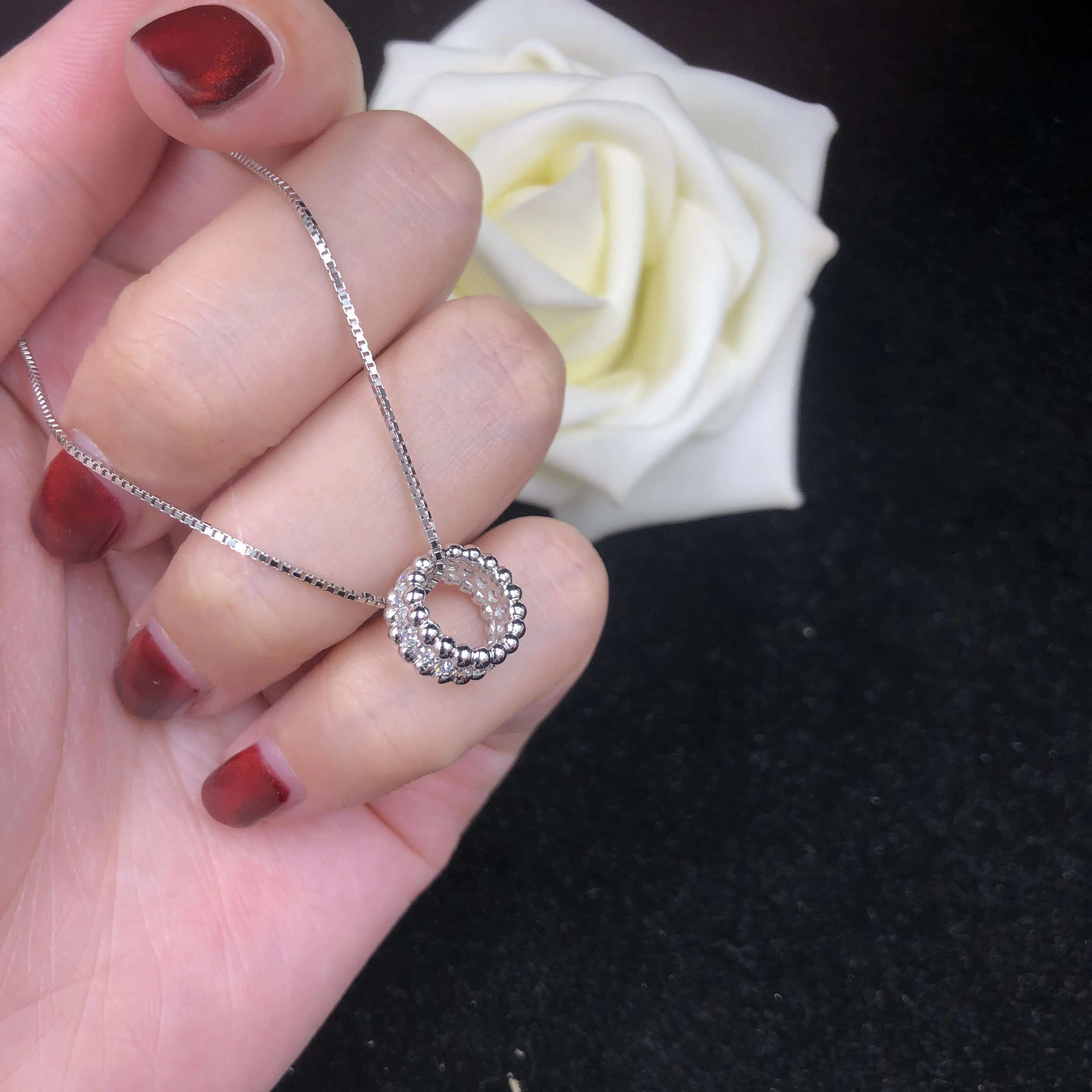 Laborgezüchteter rosa Saphir 7x9mm im Smaragdschliff, quadratische Halo-Pavé-Fassung, farbiger Edelstein, 14K Weißgold Choker-Halskette – Detail 4