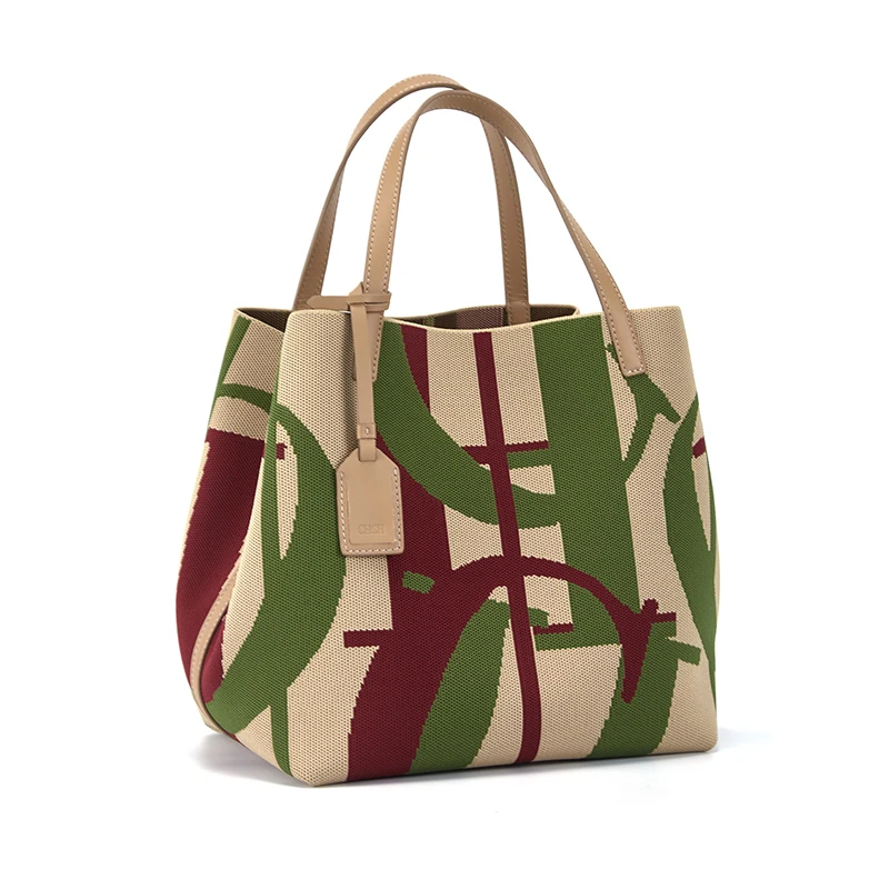 تتوفر حقائب يد نسائية ذات سعة كبيرة، بتصاميم متعدد...