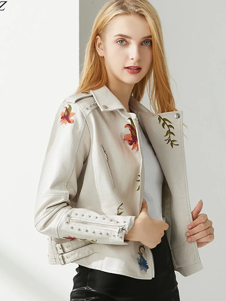 Куртка женская из искусственной кожи с цветочным принтом и вышивкой