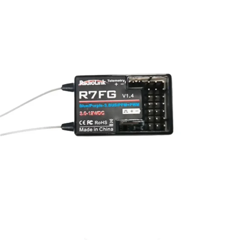 Récepteur RadioLink R7FG installé dans un modèle RC, avec fils de servo branchés