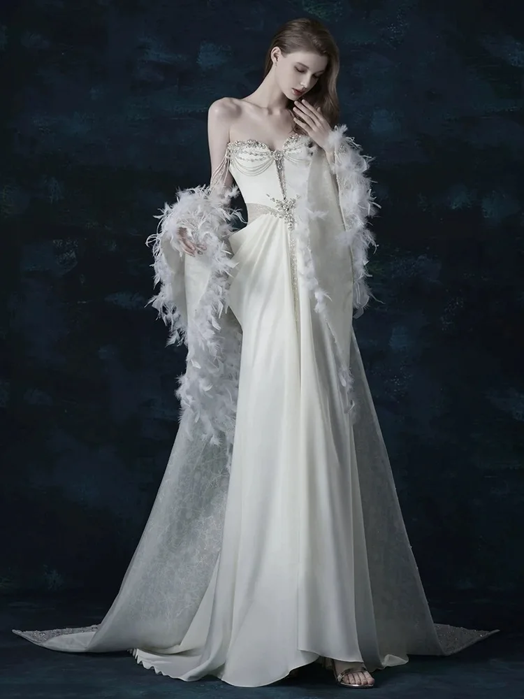 Bílý dlouhé celebrity šaty satén diamant feathered přehoz pryč bedra glittery mořská panna ramínek korálkování svatební soumrak šaty