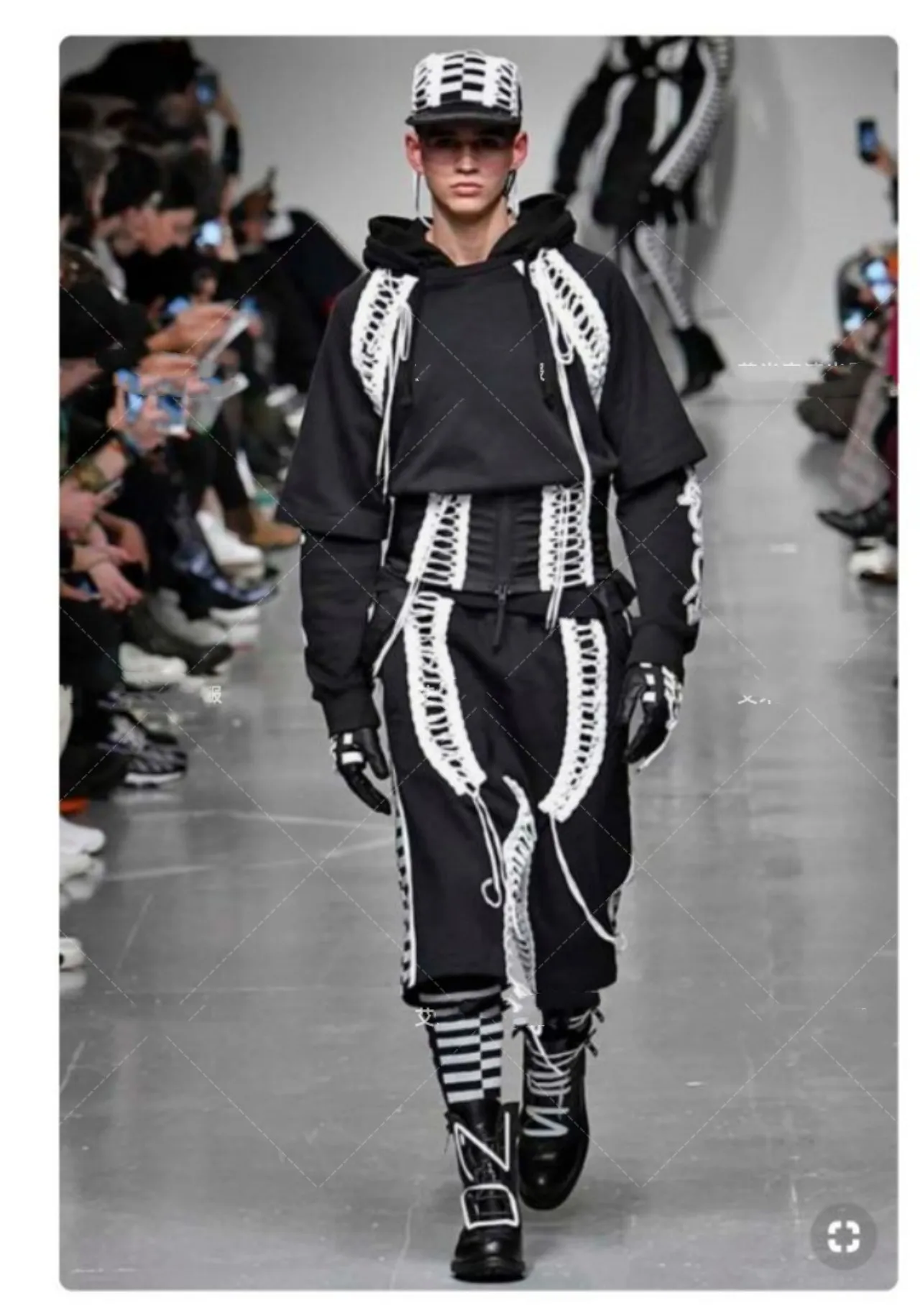 

Посетите карту, чтобы настроить брендовую пусковую конференцию, одежда для выступлений в черно-белом контрастном костюме.