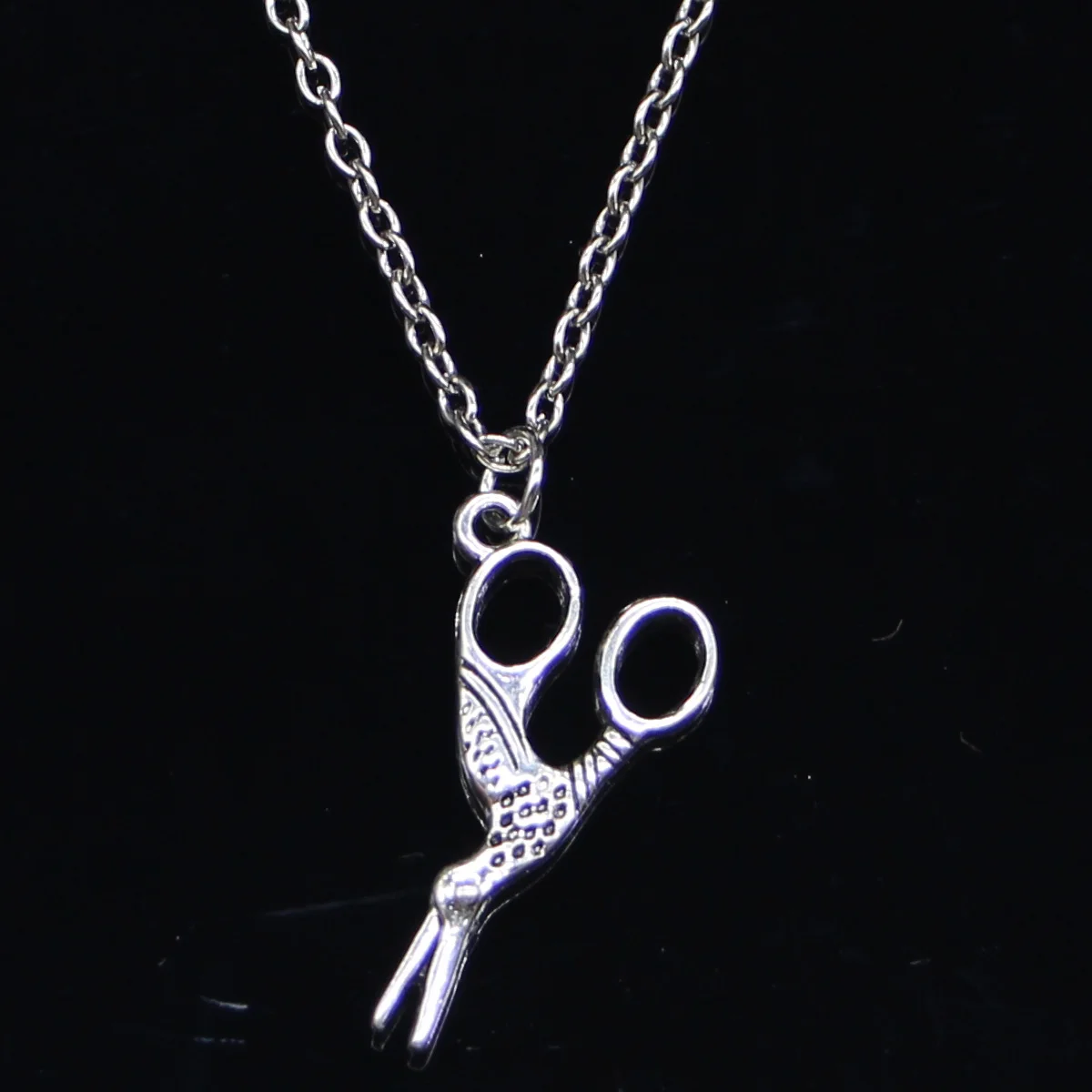 

20 шт. Новое модное ожерелье 28x15 мм Подвески Sewings с ножницами Короткие Длинные женские и мужские Подарочные ювелирные изделия Чокер