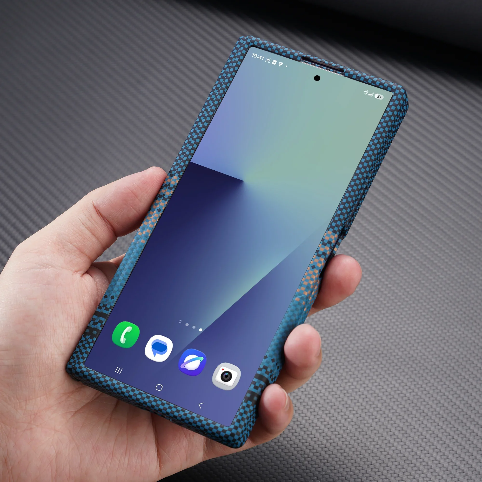 جراب Galaxy Z Fold كيفلار بنقشة ألياف الكربون — مفصلة مغناطيسية وحماية زجاجية للشاشة